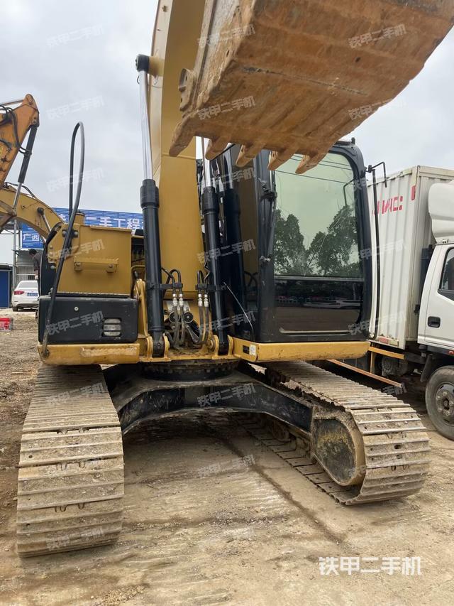 駕駛室頂部(整機(jī)外觀) 駕駛室頂部(整機(jī)外觀)