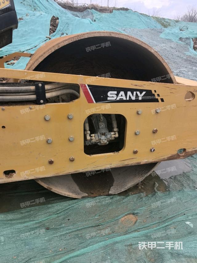 前車架正右側（壓路機前后車架）