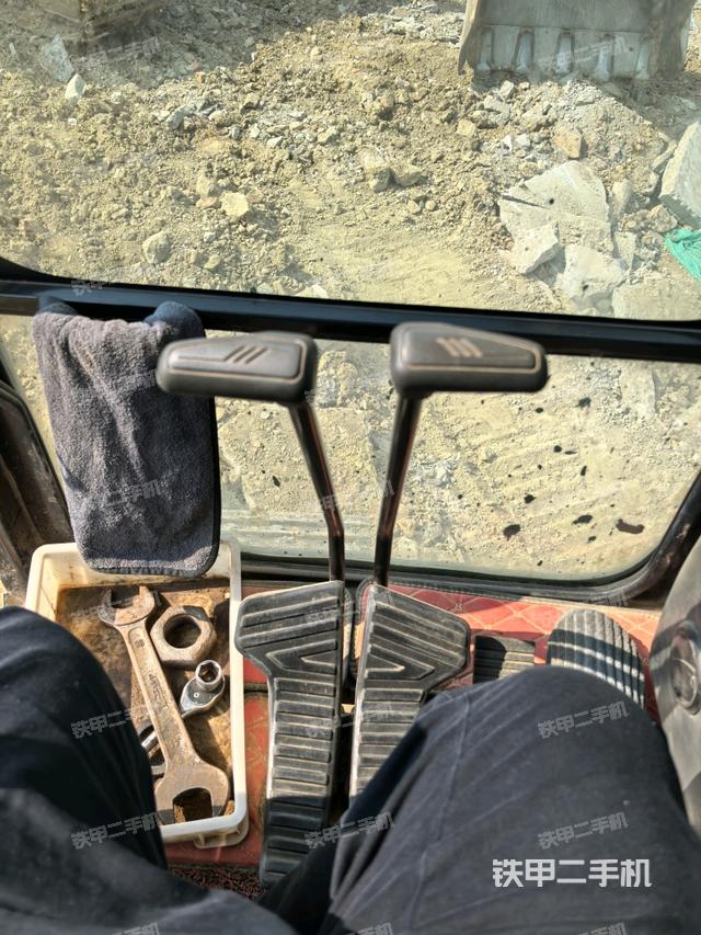 行走控制手柄和踏板?俯拍（駕駛室部分）