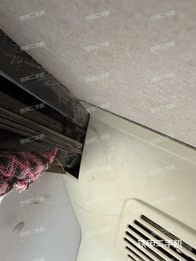 左后方玻璃角標(駕駛室部分) 左后方玻璃角標(駕駛室部分)