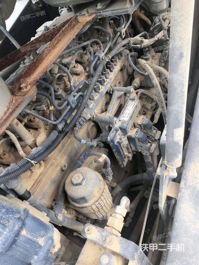 發(fā)動機左側全景（壓路機發(fā)動機艙）