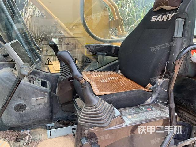 駕駛室整體（整機外觀）