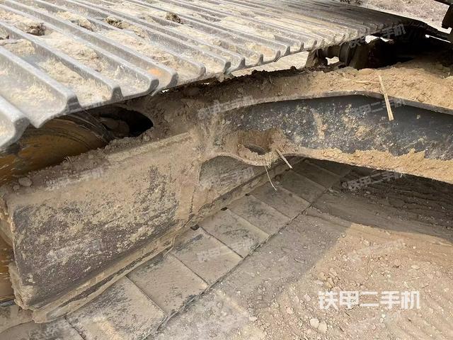 單側(cè)履帶整體(整機(jī)外觀) 單側(cè)履帶整體(整機(jī)外觀)