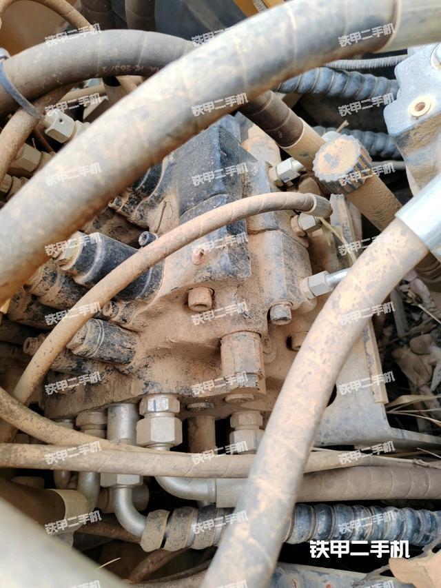 回轉(zhuǎn)馬達(dá)和主控閥（整機(jī)外觀）