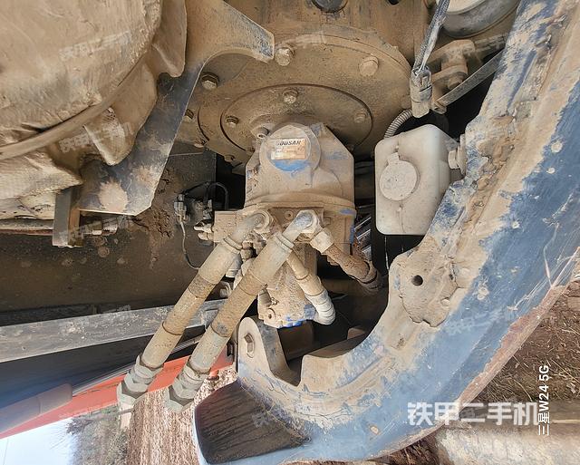 液压泵舱室正面整体（整机外观）