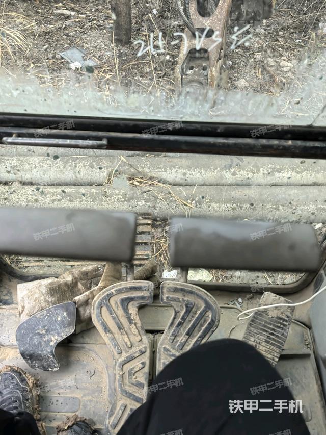 行走控制手柄和踏板?俯拍（駕駛室部分）