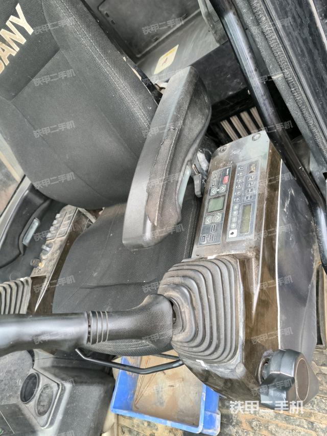 座椅左側(cè)控制臺/音響/含左手柄（駕駛室部分）