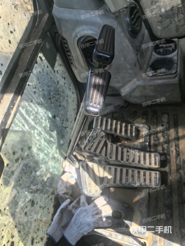 行走控制手柄和踏板?俯拍(駕駛室部分) 行走控制手柄和踏板?俯拍(駕駛室部分)