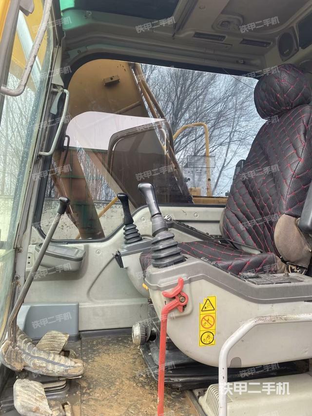 駕駛室頂部(整機外觀) 駕駛室頂部(整機外觀)