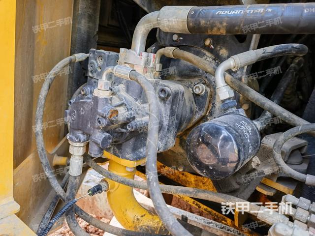 液壓泵艙室正面整體(整機外觀) 液壓泵艙室正面整體(整機外觀)