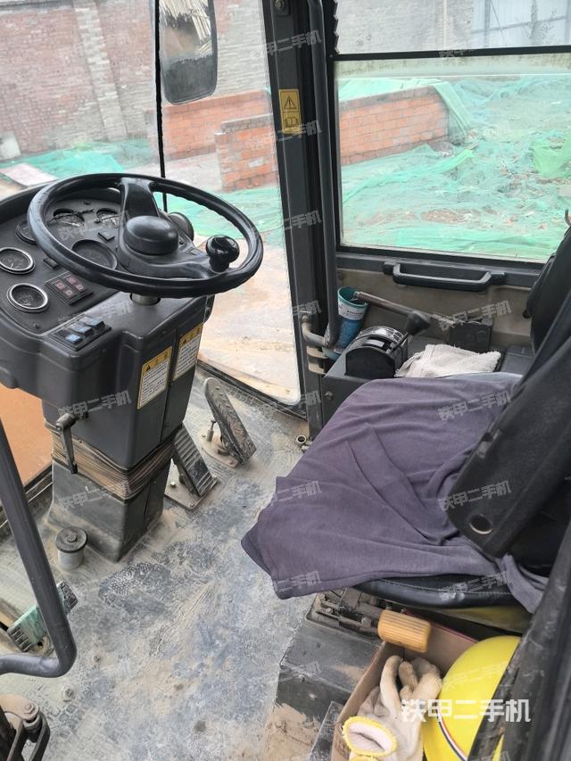 駕駛室側(cè)向上照全景（壓路機(jī)駕駛室）