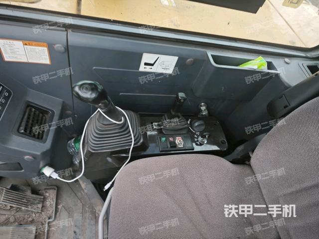 座椅右側(cè)控制臺(tái)/鑰匙門(mén)/油門(mén)/含右手柄(駕駛室部分) 座椅右側(cè)控制臺(tái)/鑰匙門(mén)/油門(mén)/含右手柄(駕駛室部分)