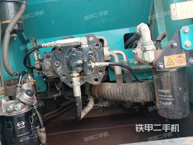 液压泵舱室正面整体（整机外观）