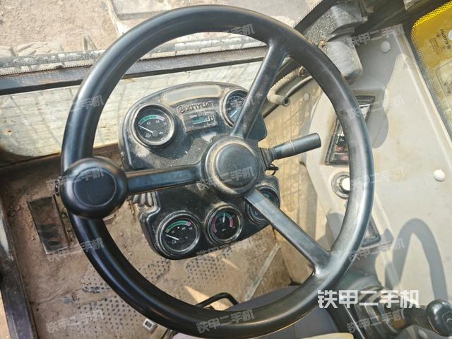 行走控制手柄和踏板?俯拍（駕駛室部分）