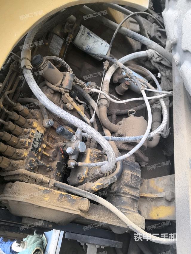 發(fā)動(dòng)機(jī)左側(cè)全景（壓路機(jī)發(fā)動(dòng)機(jī)艙）