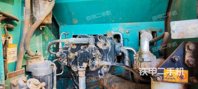 液壓泵艙室正面整體(整機外觀) 液壓泵艙室正面整體(整機外觀)