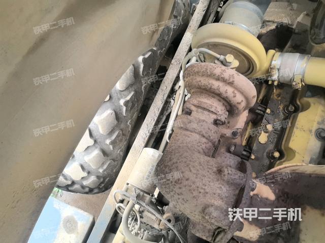 發(fā)動(dòng)機(jī)右側(cè)全景（壓路機(jī)發(fā)動(dòng)機(jī)艙）