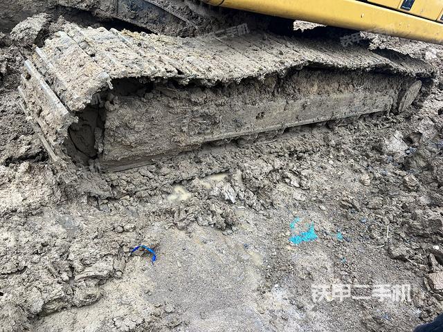 單側(cè)履帶整體(整機(jī)外觀) 單側(cè)履帶整體(整機(jī)外觀)