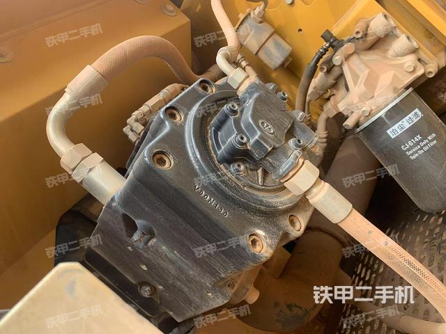 液壓泵艙室正面整體（整機外觀）