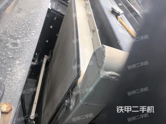 散熱器全景（壓路機發(fā)動機艙）