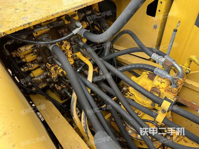 回轉馬達和主控閥(整機外觀) 回轉馬達和主控閥(整機外觀)