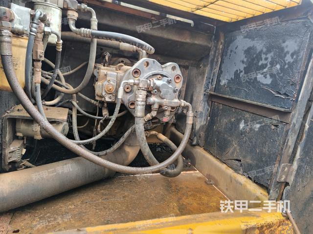 液壓泵艙室正面整體(整機(jī)外觀) 液壓泵艙室正面整體(整機(jī)外觀)