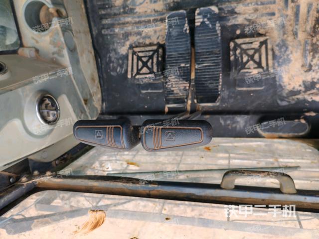 行走控制手柄和踏板?俯拍（駕駛室部分）