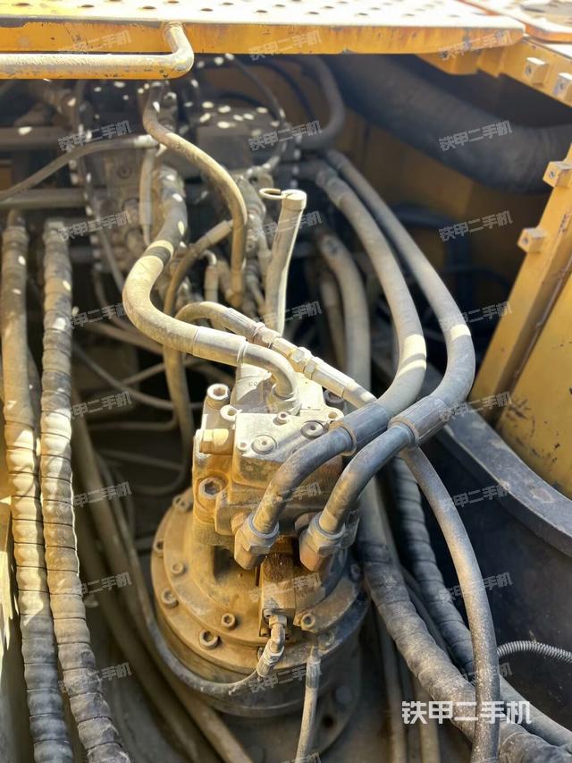 回轉(zhuǎn)馬達(dá)和主控閥（整機(jī)外觀）