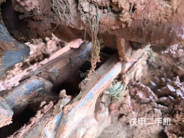 單側(cè)履帶整體(整機(jī)外觀) 單側(cè)履帶整體(整機(jī)外觀)