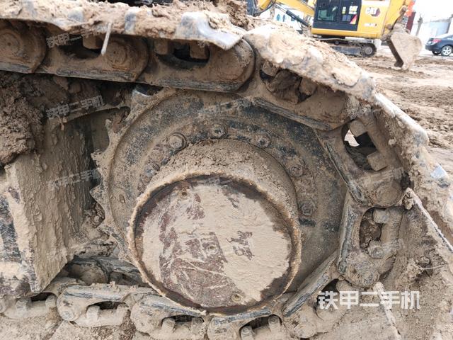 左驅(qū)動輪（行走機構(gòu)）