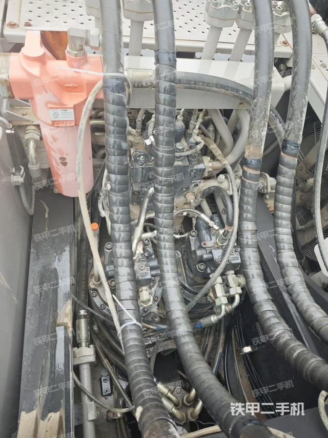 回轉(zhuǎn)馬達(dá)和主控閥（整機(jī)外觀）