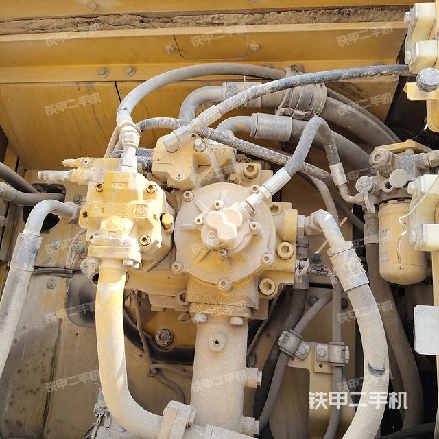 液压泵舱室正面整体（整机外观）