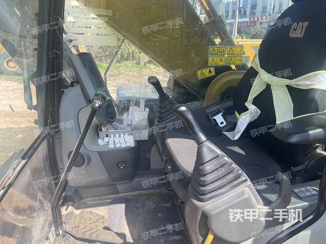 駕駛室整體(整機(jī)外觀) 駕駛室整體(整機(jī)外觀)