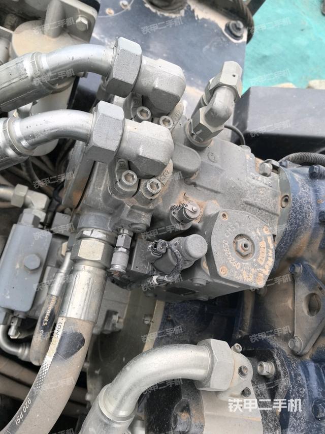 發(fā)動機艙液壓泵全景（壓路機發(fā)動機艙）