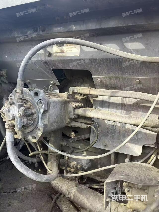 液壓泵艙室正面整體（整機(jī)外觀）