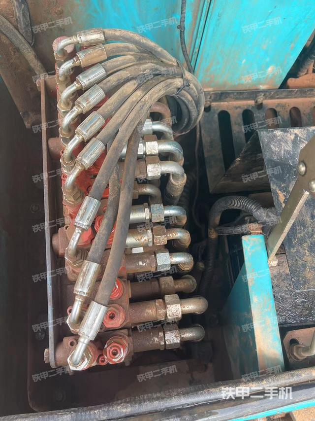 回轉(zhuǎn)馬達(dá)和主控閥（整機(jī)外觀）