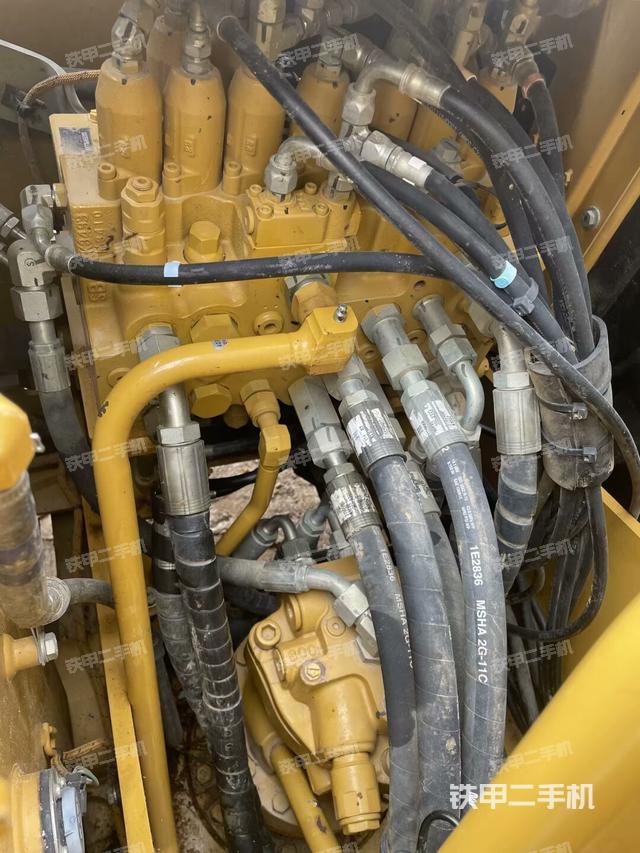 回轉(zhuǎn)馬達(dá)和主控閥(整機(jī)外觀) 回轉(zhuǎn)馬達(dá)和主控閥(整機(jī)外觀)