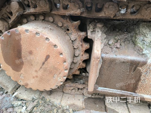 左驅(qū)動輪（行走機構(gòu)）