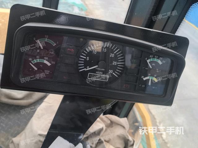 儀表盤全景（壓路機駕駛室）