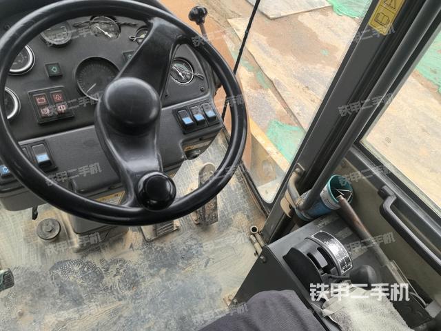 駕駛室內(nèi)座椅、儀表操作手柄全景（壓路機(jī)駕駛室）