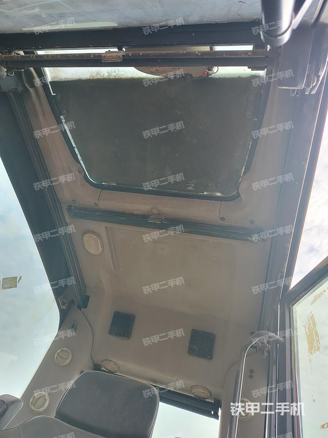 驾驶室顶部（整机外观）