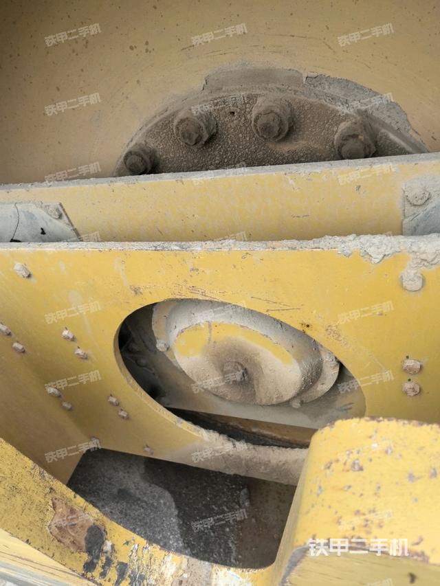 前輪左側(cè)減震塊連接及部件（壓路機(jī)前后車架）