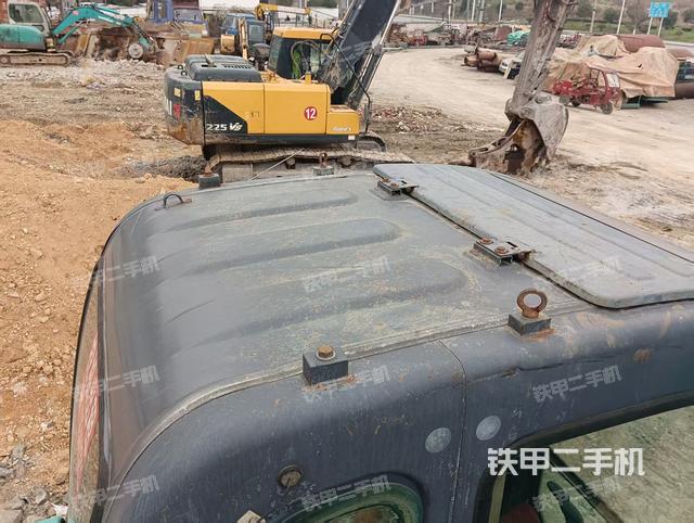 驾驶室顶部（整机外观）