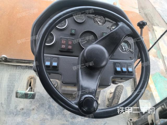 操作臺(tái)全景（壓路機(jī)駕駛室）