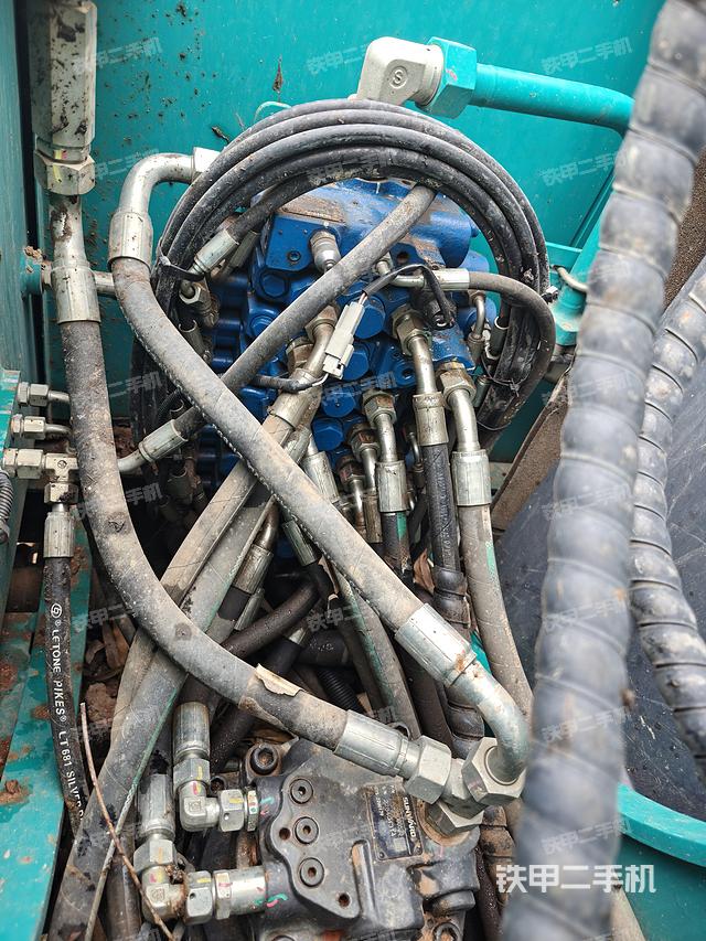 回转马达和主控阀（整机外观）