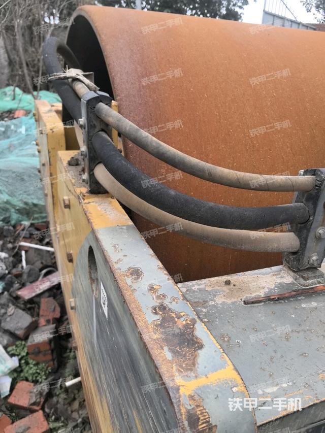 鉸接處油管全景（壓路機(jī)前后車架）