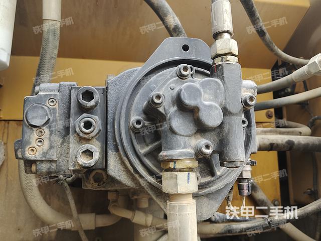 液压泵舱室正面整体（整机外观）