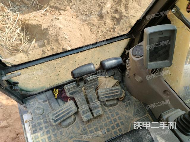 行走控制手柄和踏板?俯拍(駕駛室部分) 行走控制手柄和踏板?俯拍(駕駛室部分)