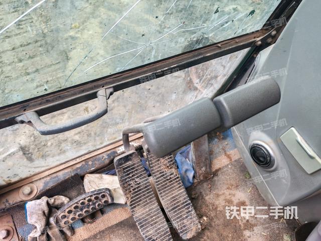 行走控制手柄和踏板?俯拍(駕駛室部分) 行走控制手柄和踏板?俯拍(駕駛室部分)