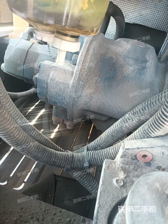 液壓泵艙室正面整體(整機外觀) 液壓泵艙室正面整體(整機外觀)